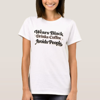 Lustiges Zitat Trägt Schwarz Trinkt Kaffee Design T-Shirt