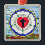 Luther Rose Glass Window Ornament Aus Metall<br><div class="desc">Die Symbolik der Luther-Rose stammt aus den 1520er Jahren. Luther erklärte, dass das rote Herz mit dem schwarzen Kreuz das rechtschaffene Leben durch den Glauben an Christus, den Kruzifizierten repräsentiere. Das Herz Erholungen auf einer weißen Rose, symbolisiert Freude, Komfort und Frieden, die durch den Glauben gefunden wurden. Die Weiß-Auswahl spiegelt...</div>