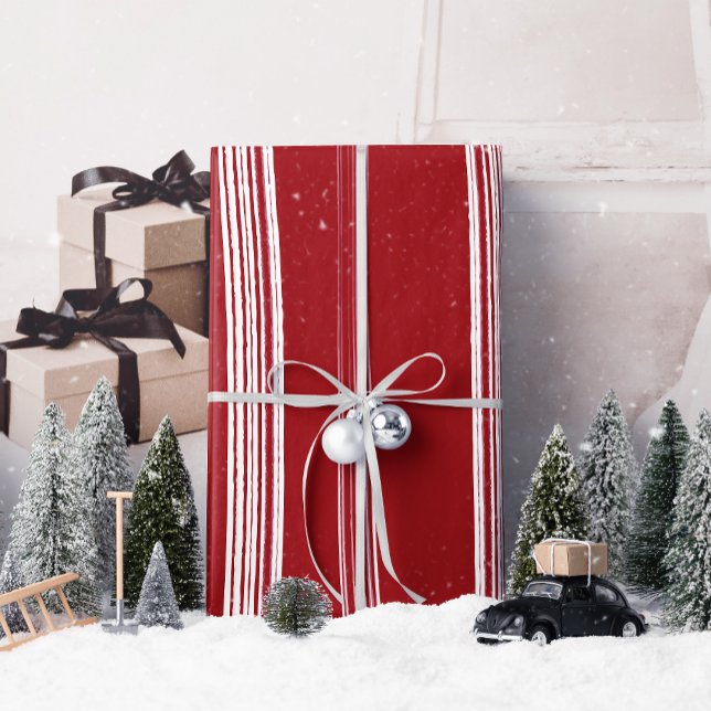 Lux Weihnachtsweiße Streifen auf Red Wrapping Pape Geschenkpapier (Wrap your holiday treasures in love and nostalgia with TCK&Co's Lux Christmas White Stripes design.)