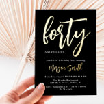 Luxe Black Gold Foil Elegant 40. Geburtstag Folieneinladung<br><div class="desc">Luxe Black Gold Foil Elegant 40. Geburtstagsfoil Einladung Diese elegante 40. Geburtstagseinladung mit einem soliden schwarzen Hintergrund und Ihren Geburtstagsdetails in einer schönen,  luxuriösen Goldfolie. Verwenden Sie die Entwurfswerkzeuge,  um den Text zu bearbeiten,  die Farbe und den Stil des Schriftartes zu ändern,  um das optimale Einladungsdesign zu erstellen.</div>