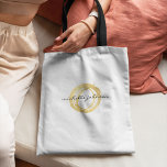 Luxe Imitate Gold lackierte Circle Designer Logo<br><div class="desc">Koordiniert bis 12.01 Uhr mit der Vorlage der Luxe Imitats Gold Painted Circle Designer Logo Business Card Template. Ein Bio, gemalter Kreis aus Imitaten aus metallischem Gold wird zu einem luxuriösen Logo auf dieser Designer-Totentasche mit Ihrem Namen oder Firmennamen in einer schicken Typenbehandlung in der Mitte. Kunst und Design ©...</div>