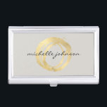 Luxe Imitate Gold lackierte Circle Designer Logo a Visitenkarten Etui<br><div class="desc">Koordiniert bis 12.01 Uhr mit dem Gold Painted Circle Designer Logo auf Tan Business Card Template. Ein Bio gemalter Kreis in Imitaten aus metallischem Gold wird zu einem luxuriösen Logo auf diesem Designer Visitenkartengehäuse. Set auf hellbraunem Hintergrund für eine tonale Wirkung. Personalisieren Sie Ihre Daten mit Ihrem Namen oder Firmennamen....</div>