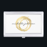 Luxe Imitate Gold lackierte Circle Designer Logo Visitenkarten Etui<br><div class="desc">Koordiniert bis 12.01 Uhr mit der Vorlage der Luxe Imitats Gold Painted Circle Designer Logo Business Card Template. Ein Bio gemalter Kreis in Imitaten aus metallischem Gold wird zu einem luxuriösen Logo auf diesem Designer Visitenkartengehäuse. Personalisieren Sie Ihre Daten mit Ihrem Namen oder Firmennamen. Auch gut als eine stilvolle Geschenkidee....</div>
