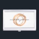 Luxe Imitate Rose Gold Painted Circle Designer Log Visitenkarten Dose<br><div class="desc">Ein Bio,  gemalter Kreis in Imitaten aus Rose in Metallic wird zu einem luxuriösen Logo auf dieser Designerkartenhülle. Personalisieren Sie Ihre Daten mit Ihrem Namen oder Firmennamen. Auch gut als eine stilvolle Geschenkidee. Kunstwerk und Design bis 12.01 Uhr,  ein Boutique-Design-Studio. © 1201AM CREATIVE</div>