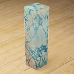 Luxe Marble | Schöne Gelb-und Korallenvene Aquamar Weinbox<br><div class="desc">Schlichter und raffinierter Marmor in einer gedämpften Aquarellfarben-Oppelpalette aus staubblauen, schiefergrauen, silbernen und grünen Farbtönen mit Gold. Dieser handbemalte Farbverlauf fügt den perfekten Pop der Farbe hinzu. Aus der Kollektion "Modern Watercolor Marbles" zeichnet sich dieses Design durch abstrakte flüssige Wirbel aus, die ein cooles, von Glitzer-Venen akzentuiertes Muster schaffen. Einfach...</div>