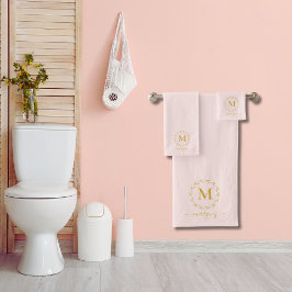 Luxe Misty Rose Pink Gold Wreath Monogram Badhandtuch Set