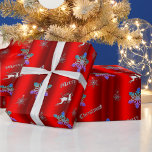 Luxe Red Christmas mit Silver Reindeer Geschenkpapier<br><div class="desc">Ein sehr luxuriöses, rotes Weihnachtspapier mit metallischen und farbenfrohen Weihnachtsschmuck, verstreut in festlichem Muster über einen reichen, roten, gestuften Hintergrund. Das Muster zeigt kleine silberne Rentiere, die durch die Luft springen, umgeben von Silberstars und Schneeflocken; große pastellfarbene metallisch anmutende Schneeflocken; silberne Weihnachtsbaumbaumbauten und die traditionelle "Frohe Weihnachtsgrüße" in glänzendem silbernen...</div>