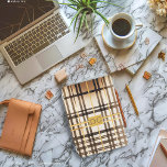 Luxe Taupe und Gold Kariert iPad Mini Hülle<br><div class="desc">Elegante Taupe und Gold Karierte Mit Monogramm iPad Air Cover - Wexford Collection Mit unserem stilvollen und klassischen Taupe und goldenen karierten mit Monogramm iPad Air Cover aus der Wexford Collection können Sie Ihr technologisches Zubehör erweitern. Dieses luxuriöse Cover ist perfekt für wohlhabende Individuen, die Eleganz und zeitloses Design schätzen....</div>