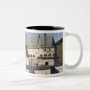 Luxemburg, Vianden. Vianden Schloss (b. 15. Zweifarbige Tasse