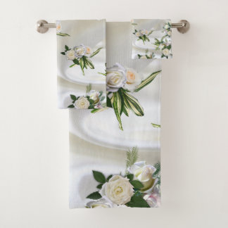 Luxuriös, weiß, fließende Seide und weiße Rosen. Badhandtuch Set