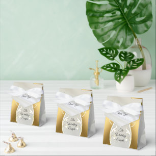 Luxuriös, weiß, fließende Seide und weiße Rosen. Geschenkschachtel