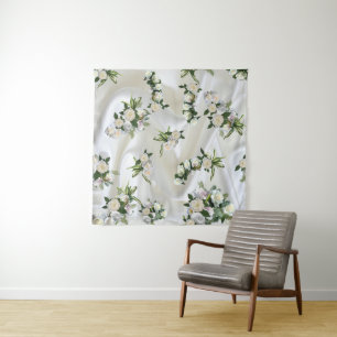Luxuriös, weiß, fließende Seide und weiße Rosen. Wandteppich