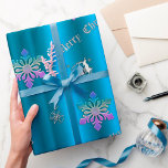 Luxuriöse Blue Christmas Geschenkpapier<br><div class="desc">Eine wunderschöne blaue Weihnachtsverpackung mit einem Muster dekorativer Weihnachtsschmuck, inklusive hängender Silberbaubles, pastellfarbenen Regenbogen-Metallic-Schneeflocken, pranziger Silberrinde umgeben von Sternen und einem glänzenden Silberschrei mit Glitzern. Dieses elegante Weihnachtsgeschenk wird sicherlich eine Touch von Glamour und Stil zu Ihren Weihnachtsgeschenken in dieser Ferienzeit, und wäre auch geeignet für Ferienkunst Projekte wie Decopage....</div>