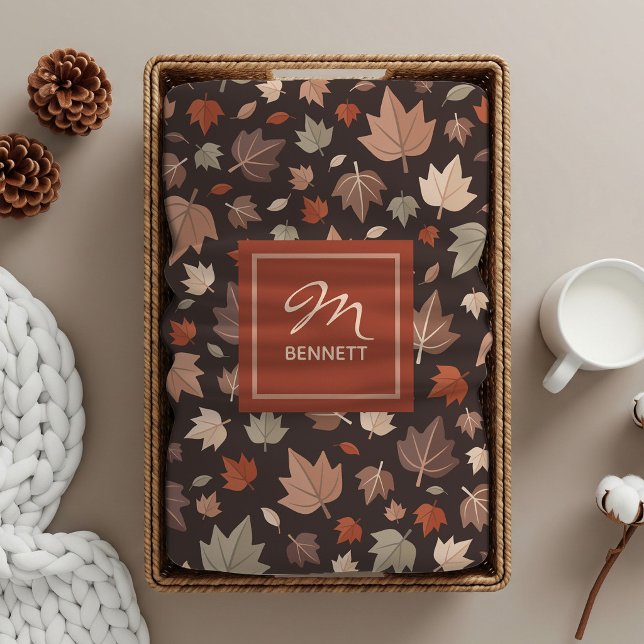 Luxuriöse dunkle Herbstblätter-Monogramm Sherpadecke (Von Creator hochgeladen)