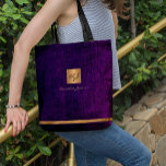 Luxuriöse elegante Gold moderne lila mit Monogramm<br><div class="desc">Exklusiv aussehendes Büro oder persönliche mit Monogramm Totttasche mit einem Imitat Kupfer Metal Gold Glitzer Quadrat mit Ihren Monogramm Namen Initialen und einem glitzernden Streifen über einem stilvollen lila Imitat Leder-Look Hintergrund. Geeignet für kleine Unternehmen, Firmenfachleute oder selbstständige Geschäftsleute, Stylist- und Markenfachleute, Makeup-Künstler oder Schönheitssalons, Boutique- oder Ladenmanager. Bitte beachten...</div>