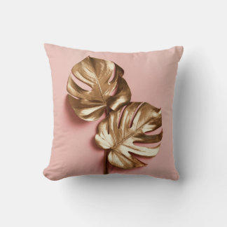 Luxuriöse goldene Monstera Blätter. Kissen