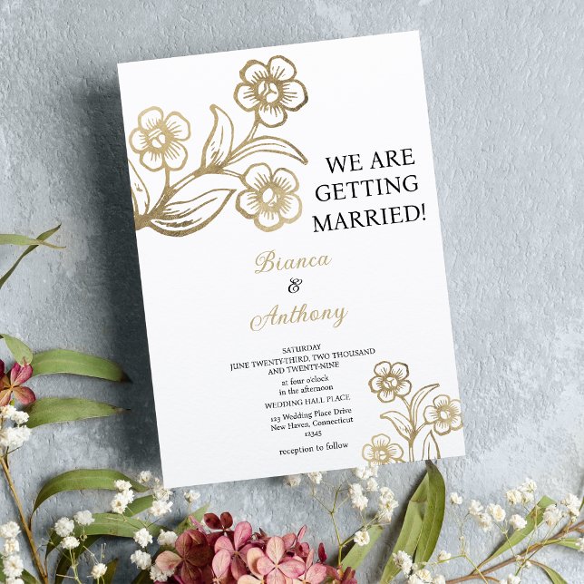 Luxuriöse Goldtypografie Blumenhochzeit Einladung (Luxury white gold typography floral wedding)