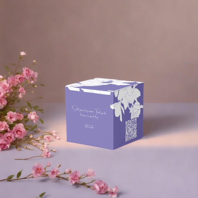 Luxuriöse lila Strömung Geschenkschachtel (a purple floral favor box with a white flowers placed on soft surface surrounded with pnik flowers)