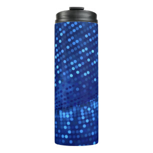 Luxuriöse Metalldrapierung 3D-Hintergrund. Thermosbecher