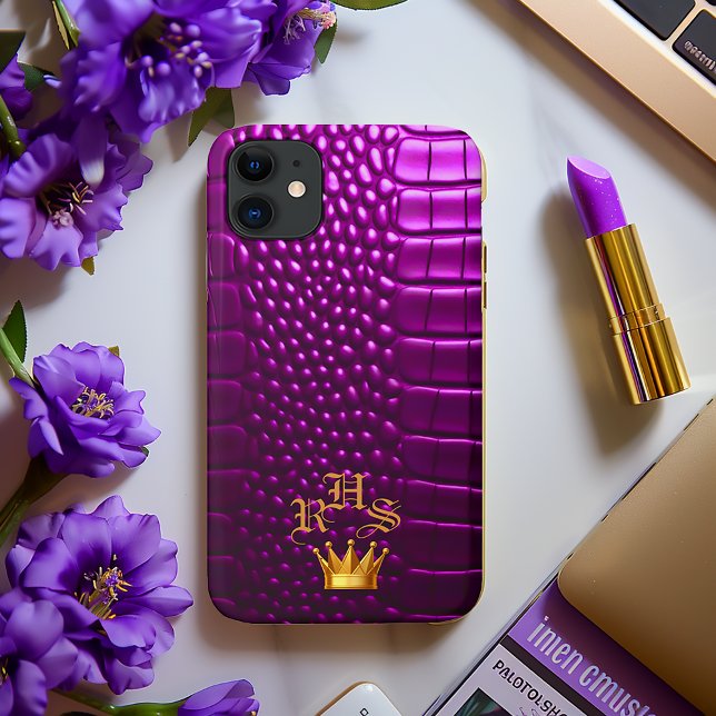 Luxuriöse Mit Monogramm Vivid Lila Imitat Crocodil Case-Mate iPhone Hülle (Chic Monogrammed Faux Crocodile Vivid Purple Crown Emblem iPhone Case )