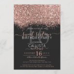 Luxuriöse Rose Gold Black Glitzer Confetti Sweet 1 Einladung<br><div class="desc">Die elegante, glamouröse und moderne 16 . Geburtstag Geburtstagsfeier lädt zum zeitgenössischen und stilvollen Teenagermädchen ein. Es verfügt über ein Imitat gedruckt Rose Gold funkelnd Glitzer Konfetti gesprenkelt Farbblock auf einem einfachen schwarzen Hintergrund mit einer großen Zahl "16" in einem passenden rosa Goldton. Die Rückseite zeigt den gleichen Glitzer, aber...</div>