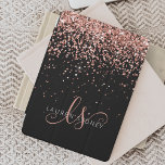 Luxuriöse Rose Gold Glitzer Elegantes Monogramm iPad Mini Hülle<br><div class="desc">Glam Rose Gold Glitzer Elegante Monogram iPad Abdeckung. Dieses schicke Design der Tablettenhülle mit elegantem goldglänzenden Glitzer in Rose auf schwarzem Hintergrund ist einfach zu personalisieren. Das Design enthält Ihr handgeschriebenes Skriptmonogramm mit hübschen Wirbel und Ihrem Namen.</div>