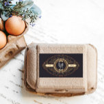 Luxuriöse Vintage goldene Eierkarton<br><div class="desc">Upgrade Ihres Hauses oder Familienbetriebes mit diesem schönen Vintagen Eierkarton-Aufkleber mit Vintagen Elementen und einer Hühnerabbildungen. Passen Sie Ihren eigenen Familiennamen an und vergewissern Sie sich,  dass Sie unseren Shop für weitere Artikel aus dieser Kollektion,  wo Sie zwischen verschiedenen Farben,  die Ihren Bedürfnissen Anzug wählen können,  Karo aus.</div>