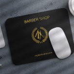 Luxuriöses Friseur goldenes schwarzes Leder Look G Mousepad<br><div class="desc">Mauspad im Barbershop mit Imitat Goldschere und Frischskript auf einem schwarz-eleganten Lederhintergrund</div>