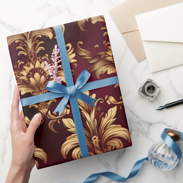 Luxuriöses goldbarockes Muster auf Deep Burgundy Geschenkpapier (Schenken)