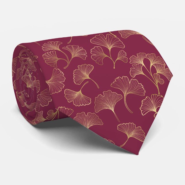Luxurious Gold Ginkgo Leaves on Deep Burgundy (1) Krawatte (Gerollt)