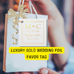 Luxury Gold Wedding Geschenkanhänger<br><div class="desc">Ein luxuriös elegantes Goldfoliendesign mit einem Hochzeitsmonogramm - Datum - und der trendigen Mode,  die es in der Schrift immer noch gibt. Der Rahmen mit Doppelrahmen verleiht eine schicke Touch. Plus danke Ihnen Vorlage auf der Rückseite für Sie behalten oder zu löschen.</div>