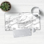 Luxury Silver Foil Marmor Monogram Schreibtischunterlage<br><div class="desc">Luxuriöses silberfarbenes Marmor Monogram Schreibtisch Mat Mouse Pad mit trendigem weißem Marmor und weichem silberfarbenem Marmor. Fügen Sie Ihren Namen und Monogramm für ein benutzerdefiniertes Design hinzu! Bitte kontaktieren Sie uns unter cedarandstring@gmail.com ,  wenn Sie Hilfe beim Design oder den passenden Produkten benötigen.</div>