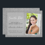 Luxury Silver Glitzer Sweet 16 Save the Date Einladung<br><div class="desc">Luxus Silver Sparkle Glitzer 16 . Geburtstag Monogram Name und Initial Save the Date Geburtstag Party Foto Einladung. Dieses Bild Save the Date lädt die Sparkle Glitzer Sweet 16 Birthday Party zum Feiern ein. Sie können die Einladungskarte aktualisieren,  um Ihre eigenen Foto-,  Namen- und Geburtstagsdaten einzufügen.</div>
