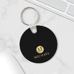 Luxus Black and Gold Personalisiert Monogram Schlüsselanhänger<br><div class="desc">Luxuriöses Schwarz und Gold Design mit schwarzem Monogramm in goldenem Kreis-Element mit dem Namen im beruflichen Schriftart-Stil auf schwarzem Hintergrund. Perfekt als väterliche Tagesgeschenke für Papa, Geschenke für Großvater, Ehemann, Trauzeuge und mehr. Bitte beachten Sie : Die Details der Folie werden im Kunstwerk simuliert. Bei der Herstellung dieses Produktes wird...</div>