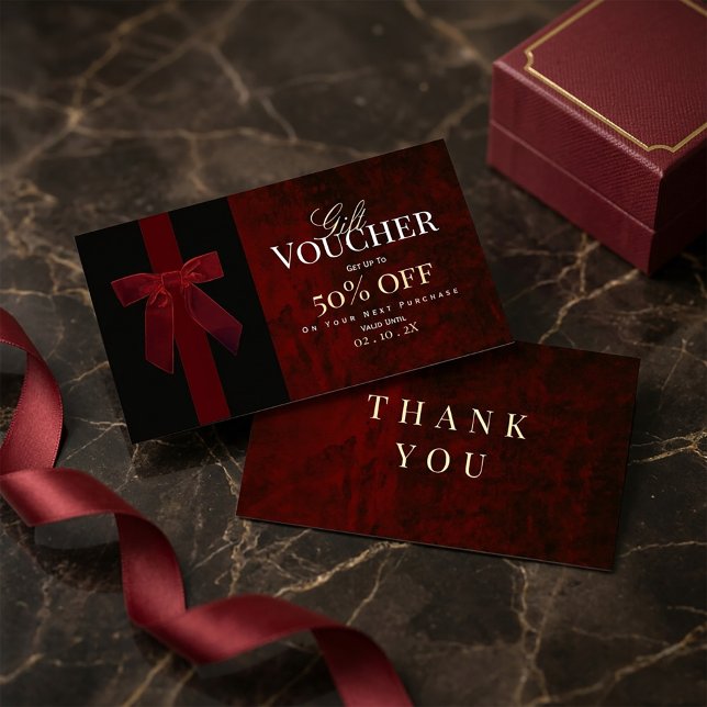Luxus Geschenkgutschein in Burgunderrot und Danke- Visitenkarte (#LuxuryVoucher
#GiftVoucherDesign
#BurgundyAesthetic
#RedLuxuryCard
#ThankYouCardDesign
#Boutique)