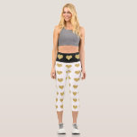 Luxus Gold hört auf weißem und schwarzem Muster Capri Leggings<br><div class="desc">Luxuriöses, einzigartiges Design mit goldenem Herzmuster in Imitaten auf Weiß und auf Schwarz auf der Taille. Mehr Ideen in meiner zeitgenössischen Sammlung eleganter Leggings</div>