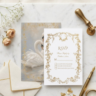 Luxus-Hochzeit in Royalweiß und Gold mit floralem RSVP Karte