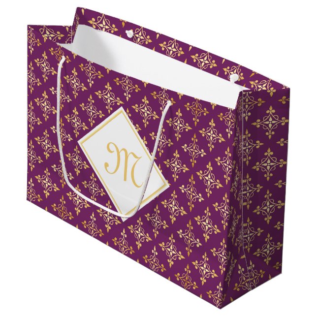 Luxus Monogram Lila und Gold Quatre Floral Große Geschenktüte (Vorderseite Schrägansicht)