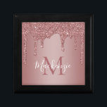 Luxus Rose Gold Sparkle Glitzer Tropfen Monogramm Erinnerungskiste<br><div class="desc">Girly Rose Gold Sparkle Glitzer Tropfen Monogram Geschenkboxen mit modischen Imitats rot Rosa/Rose Gold Glitzer Tropfen auf einem schicken Hintergrund mit Ihrem eigenen Monogramm und Namen. Bitte kontaktieren Sie uns unter cedarandstring@gmail.com ,  wenn Sie Hilfe beim Design oder den passenden Produkten benötigen.</div>