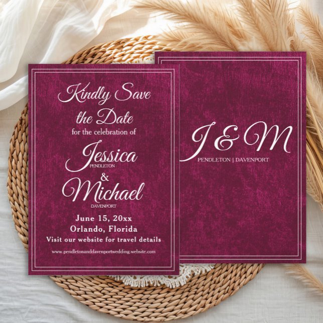 Luxus-Samt Burgunder-Beere-Monogramm-Hochzeit Save The Date (Elegant, luxury wedding Save the Date with monogram back)