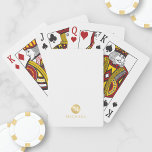 Luxus White und Gold Personalisiert Monogram Spielkarten<br><div class="desc">Luxuriöses White and Gold Monogram und Name Design mit weißem Monogramm in goldenem Kreis-Element mit dem Namen in goldfarbenem beruflichen Schriftart-Stil auf weißem Hintergrund. Perfekt als väterliche Tagesgeschenke für Papa, Geschenke für Großvater, Ehemann, Trauzeuge und mehr. Bitte beachten Sie : Die Details der Folie werden im Kunstwerk simuliert. Bei der...</div>