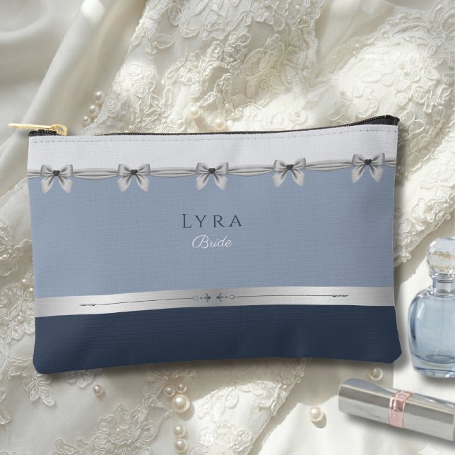 Luxusbraut | Schieferblauer Hochzeitstag Zubehörtasche (Luxury Something Blue Bride makeup bag on bridal lace. Slate blue & silver coquette bow design.)