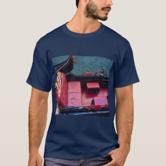 Luxusgondel in Venedig am Meer T-Shirt