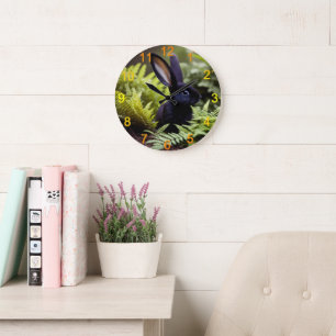 Luzifer der Schwarze Hase: Ein dunkles Bündel Misc Große Wanduhr