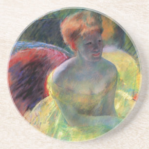 Lydia lehnt sich an ihre Arme, sitzt in einer Loge Getränkeuntersetzer