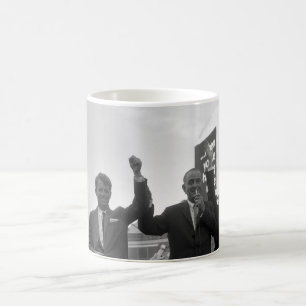 Lyndon Johnson mit Robert Kennedy Tasse