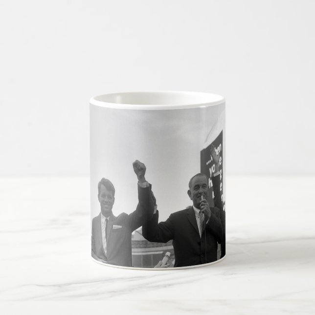 Lyndon Johnson mit Robert Kennedy Tasse (Mittel)