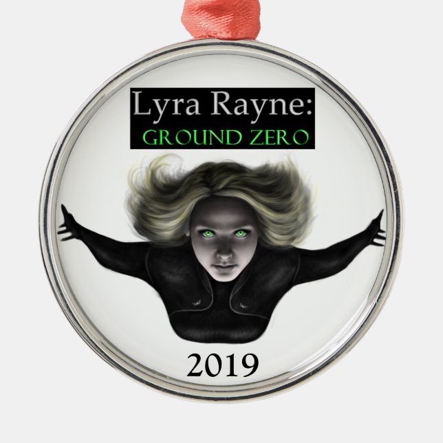 Lyra Rayne: Ground Null Ornament Aus Metall (Vorne)