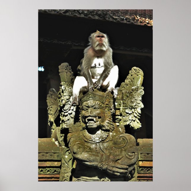 Macaque auf einer Tempelstatue Poster (Vorne)