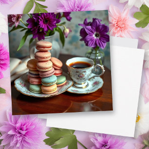 Macaron, Kaffee und Vasen mit violetten Blumen Karte